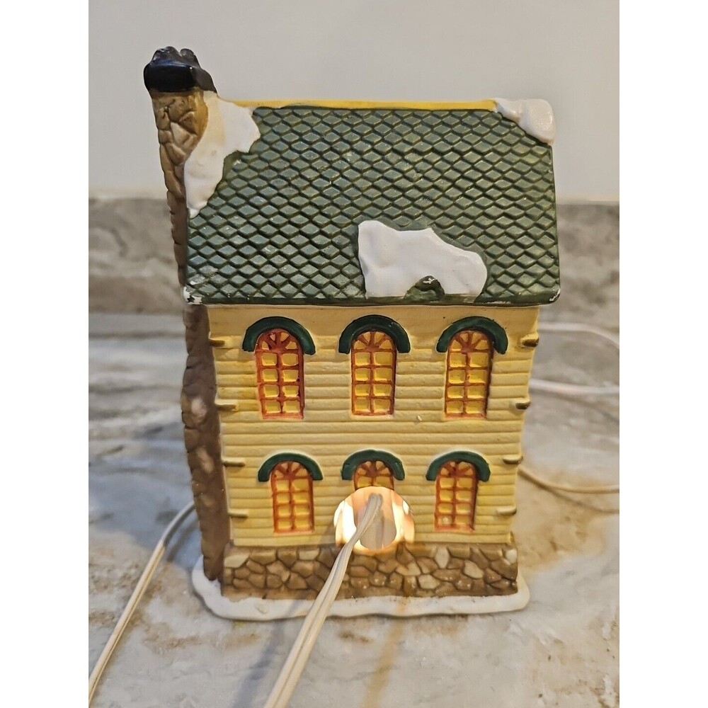 Dickens Collectables Victorian series 1998 Christmas Village Lights Up - Picture 3 of 6